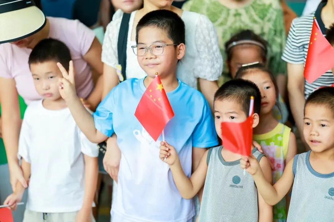 🔖〰️
小小的雨伞
在借与还之间
遮挡风雨
将关爱与温暖无线传递
遇到大雨别着