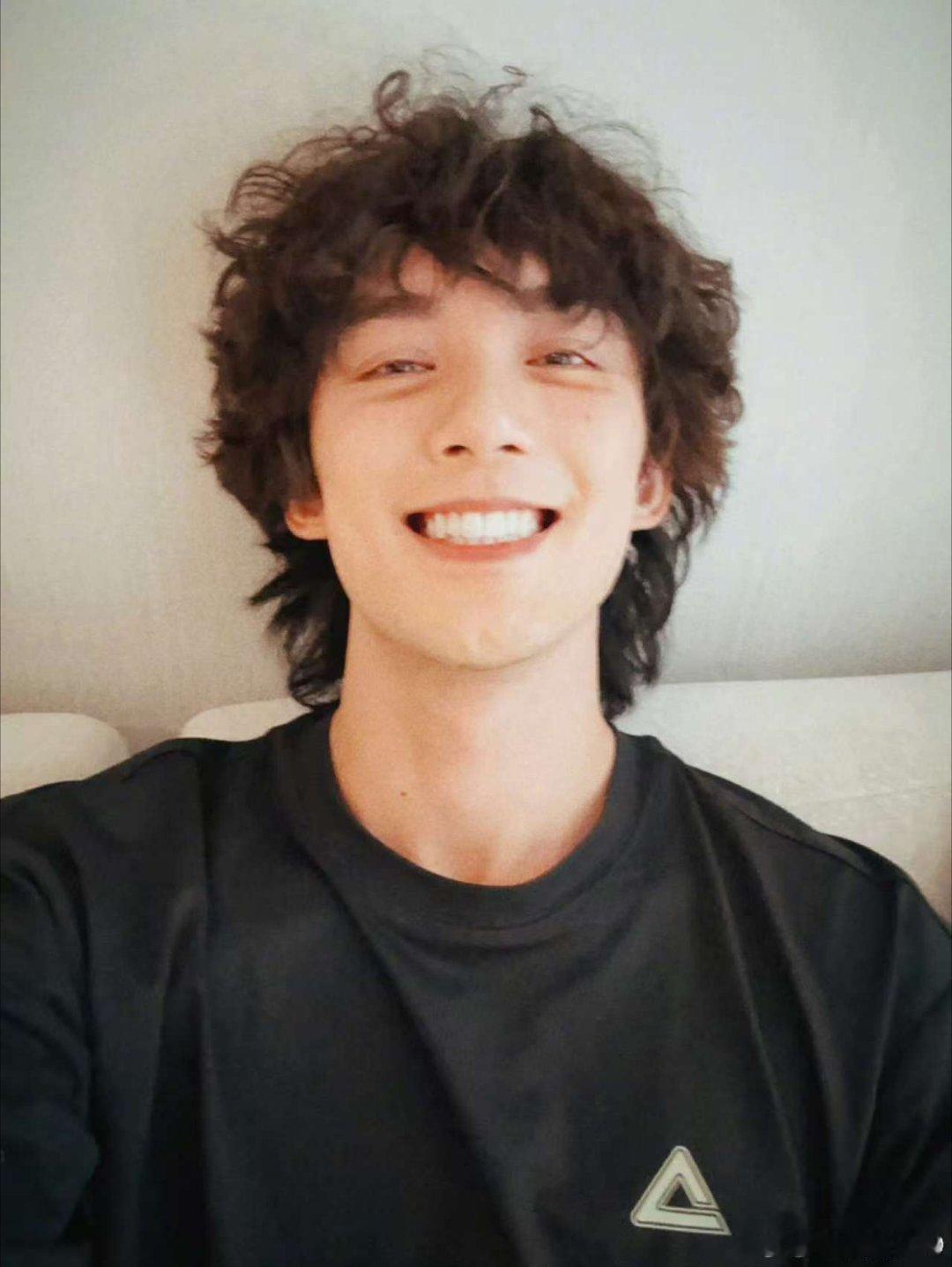 吴磊晒东极岛同款卷发吴磊这顶着一头俏皮卷毛的样子，真是帅出新高度，明亮的眼睛里满