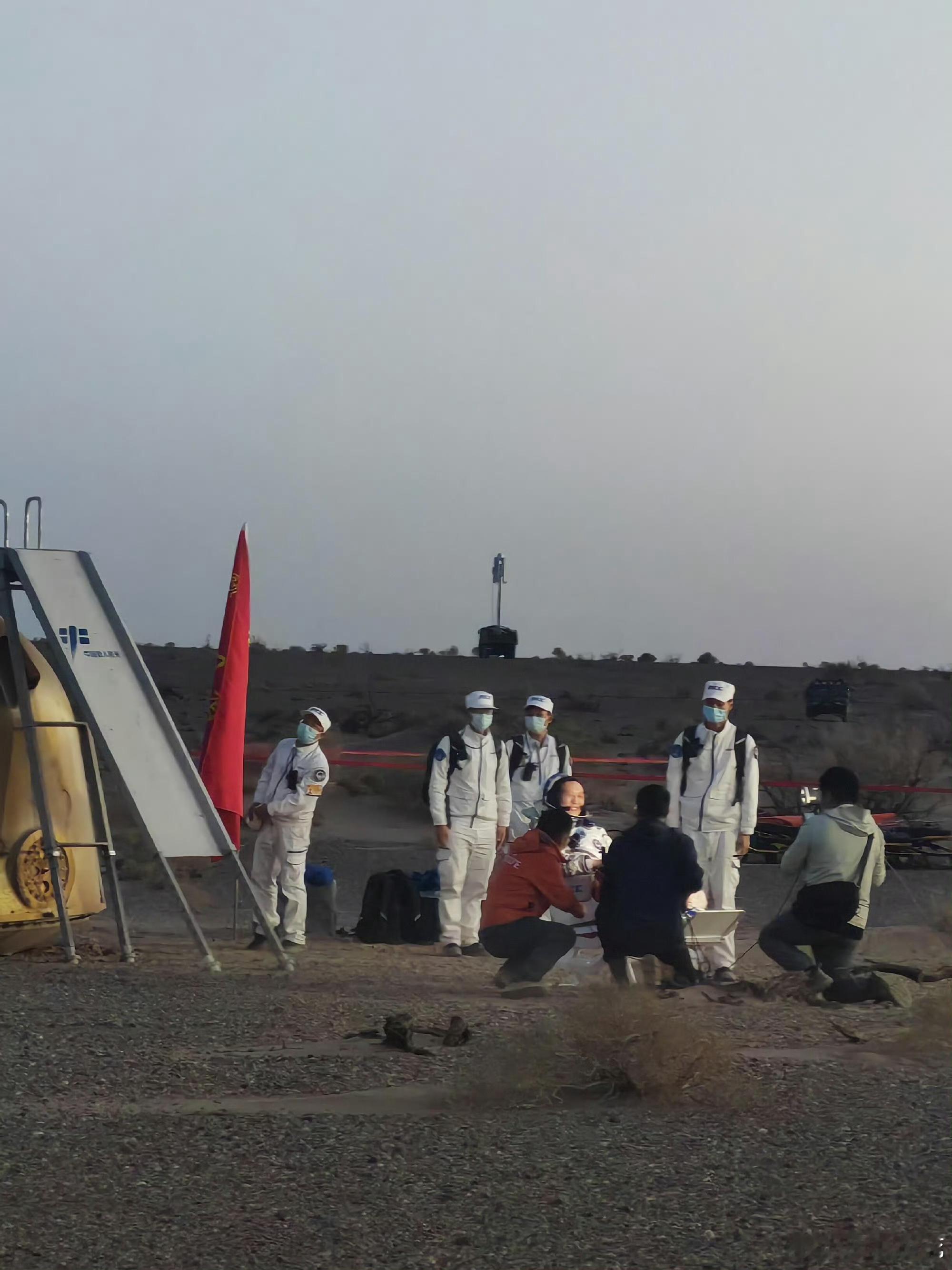 退伍老兵在神舟着陆场看哭了  退伍火箭兵对着神舟返回舱敬礼曾经守护航天梦的退伍老