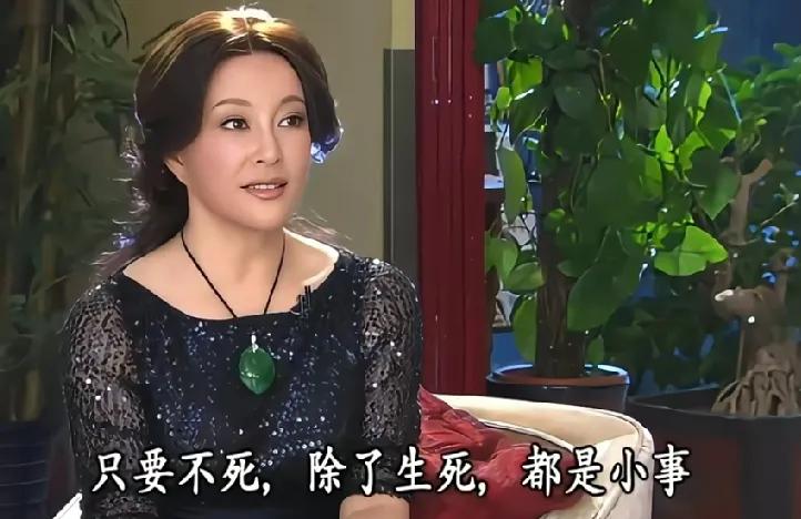 不得不佩服刘晓庆精神内核非常强大，因为偷税漏税坐过牢，在牢里虽然环境非常差，但她