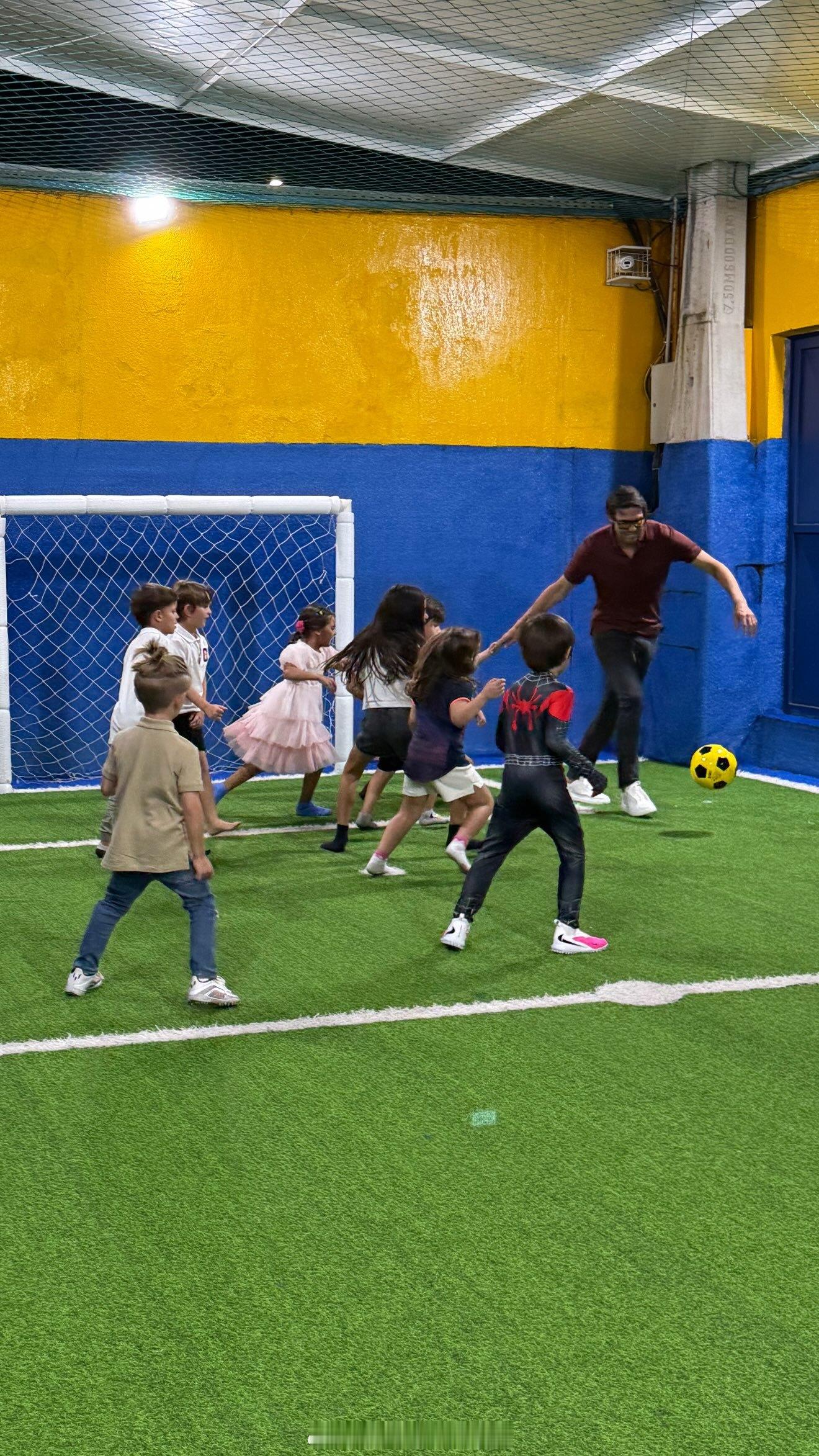 卡卡多达儿子的生日会上，卡卡陪小朋友们踢球⚽，以斯帖和莎拉也上场了