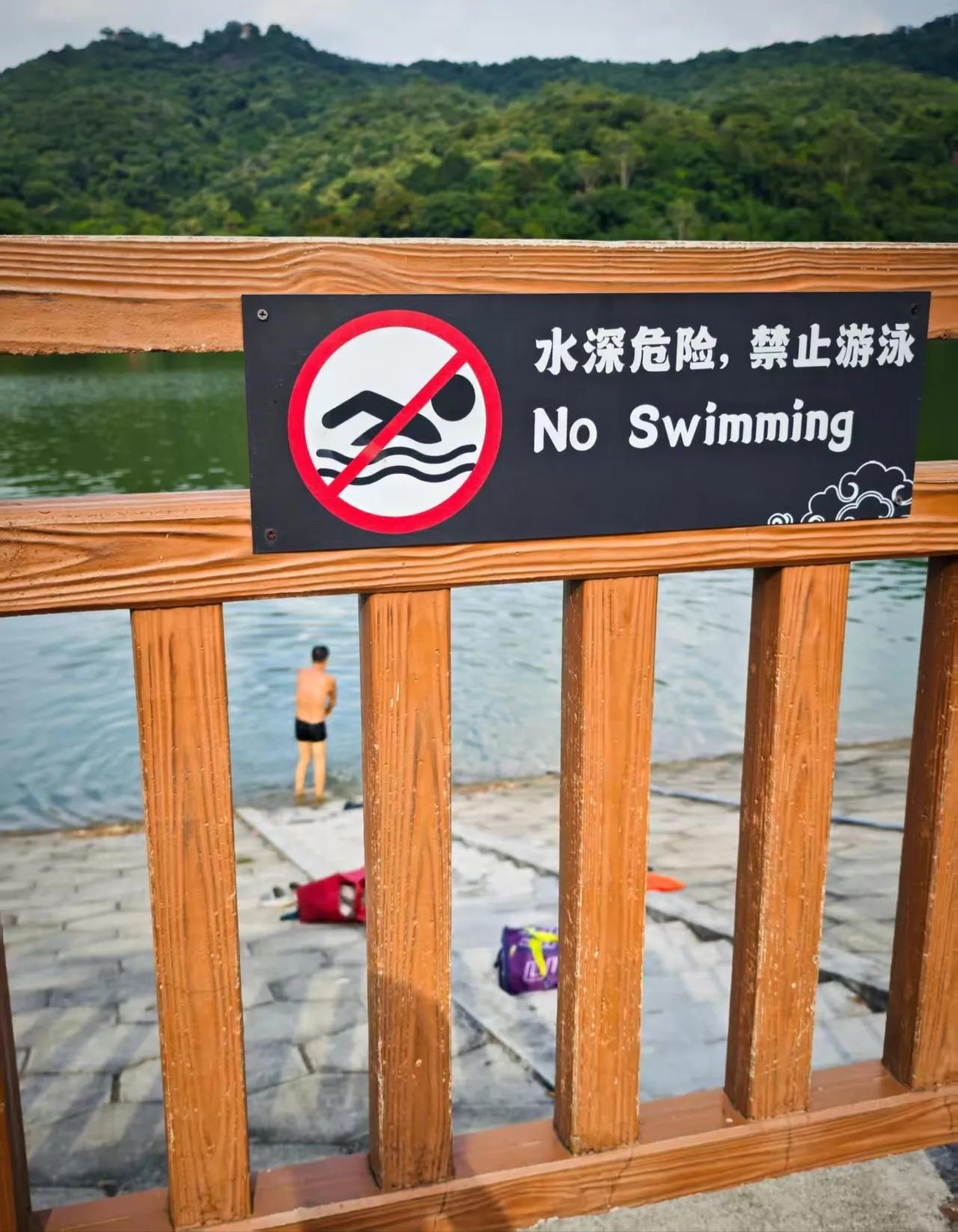 “有礼的街道，无礼的河道？”四川乐山一男子大白天裸泳一个月，路人直呼辣眼睛

公