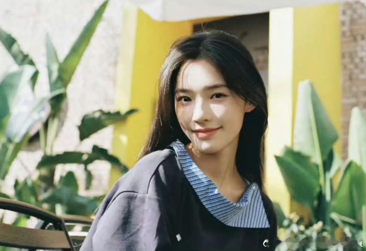 林允你在你美丽的脸上做什么 建模怪林允还觉得化妆有技术！妆前妆后没差，原来化妆只