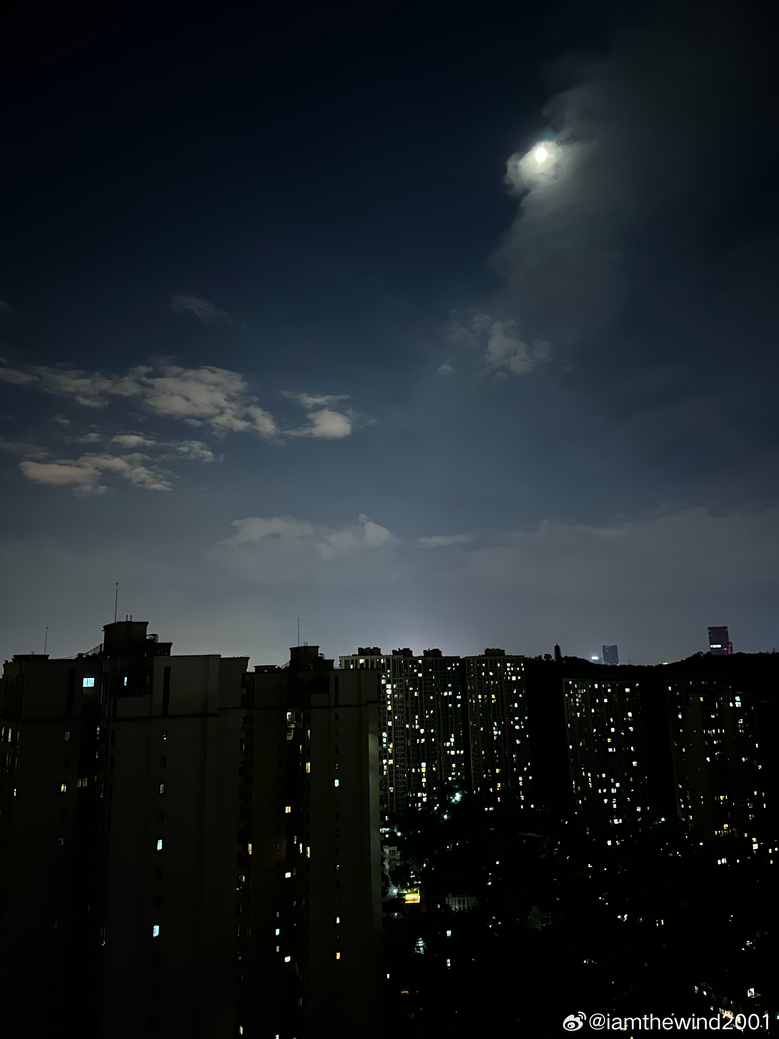 处理完工作，独自坐在阳台，热风徐徐。每天的天气预报都有雨，但好像从来就没下过，傍