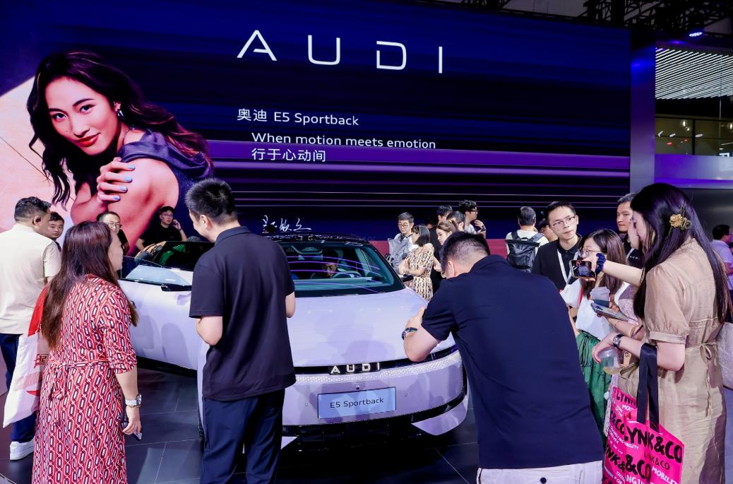 车盟快讯：不少人好奇，为何奥迪在智电时代选择启用AUDI字母标，而非大家熟知的四