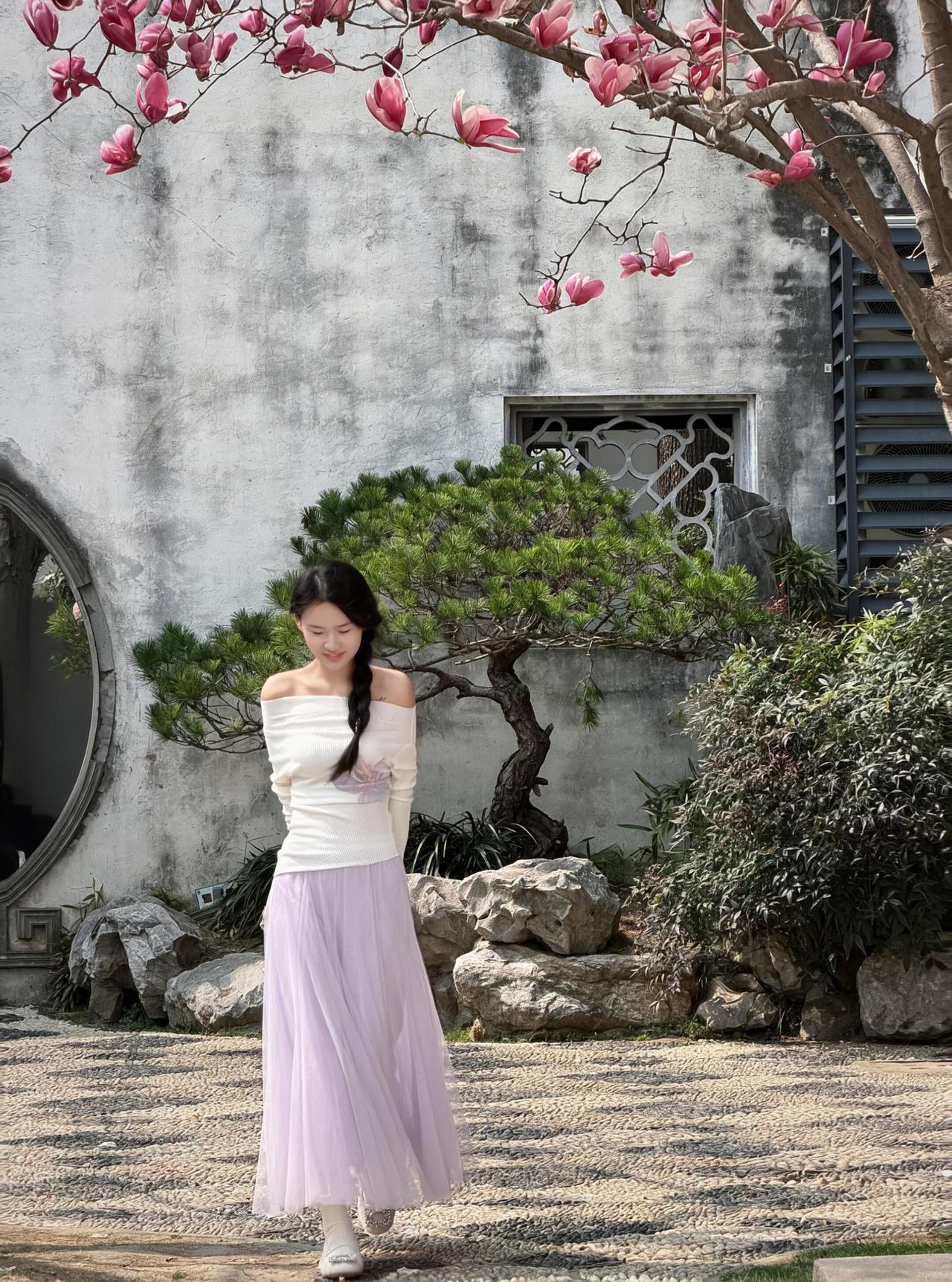 粉花映墙影，绿树掩芳姿。