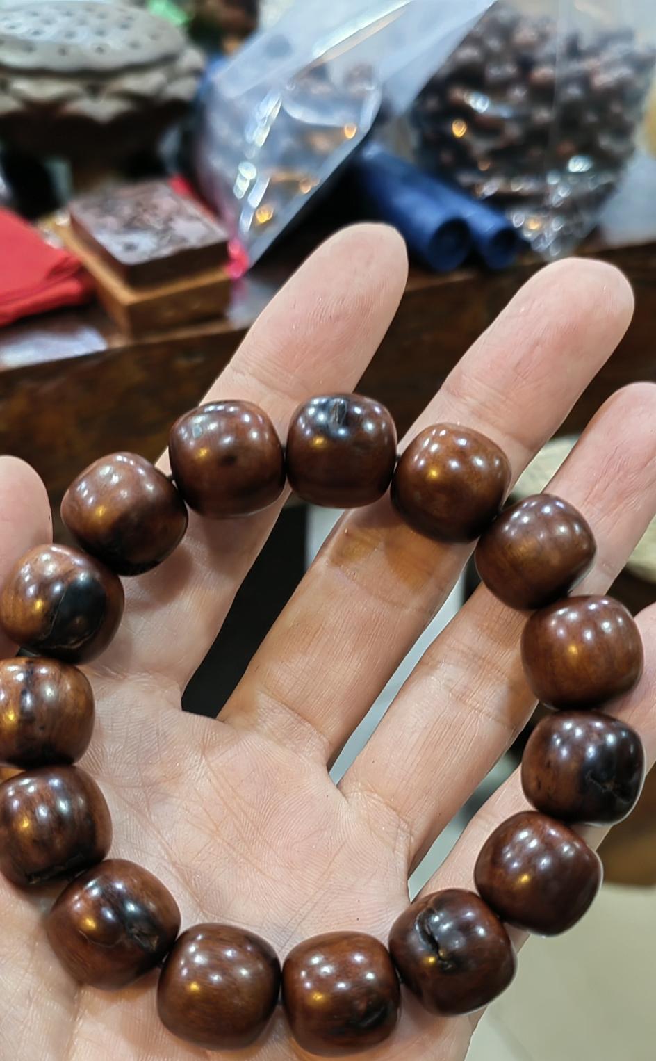 最近看抖音，发现很多人把雷击木图片拿出来鉴定，多数都是假的。

通过图片看真假很