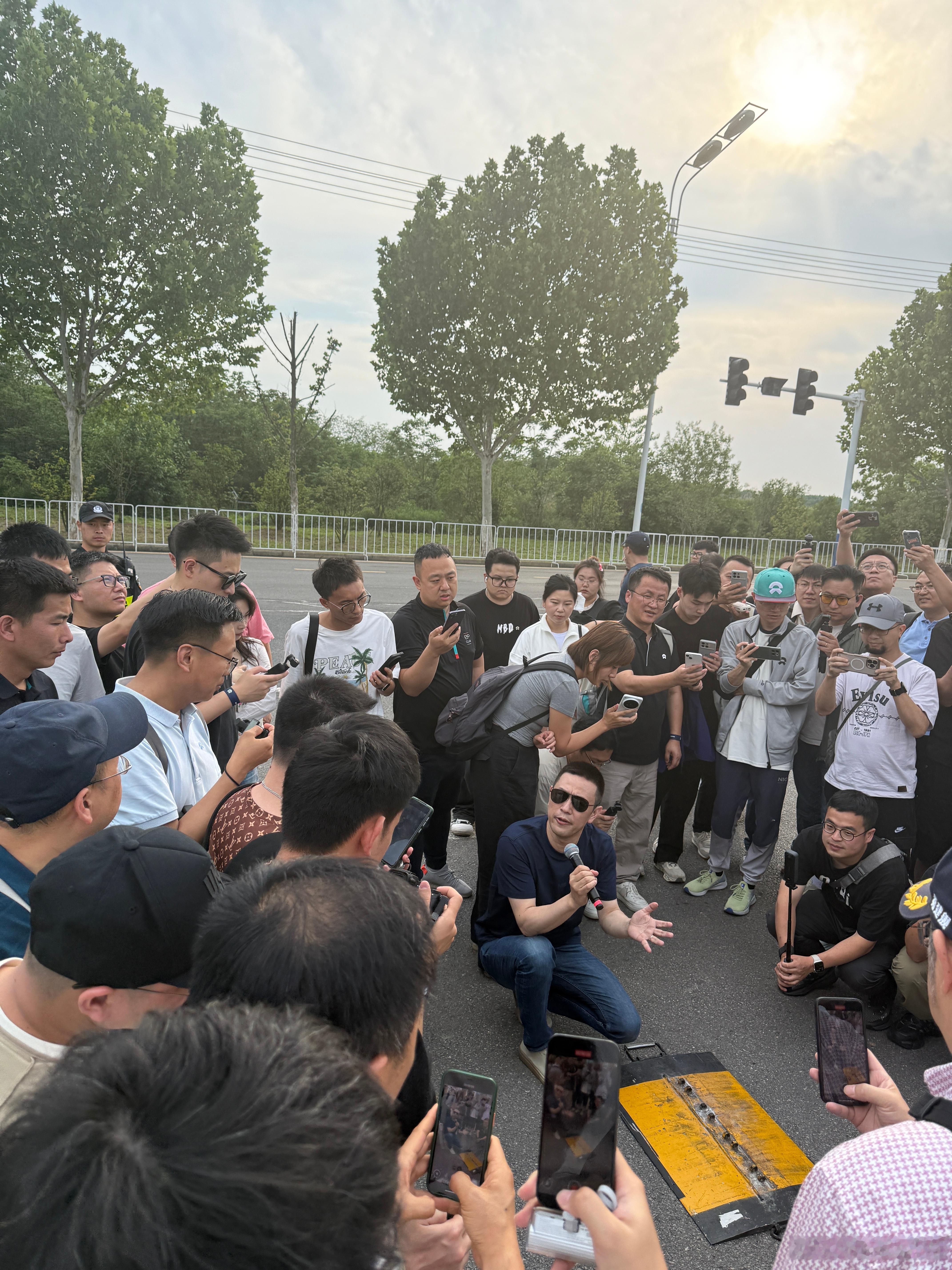 斌哥马上亲自进行现场高速爆胎测试！你敢信吗？新的ec6和es6，高速130时速爆