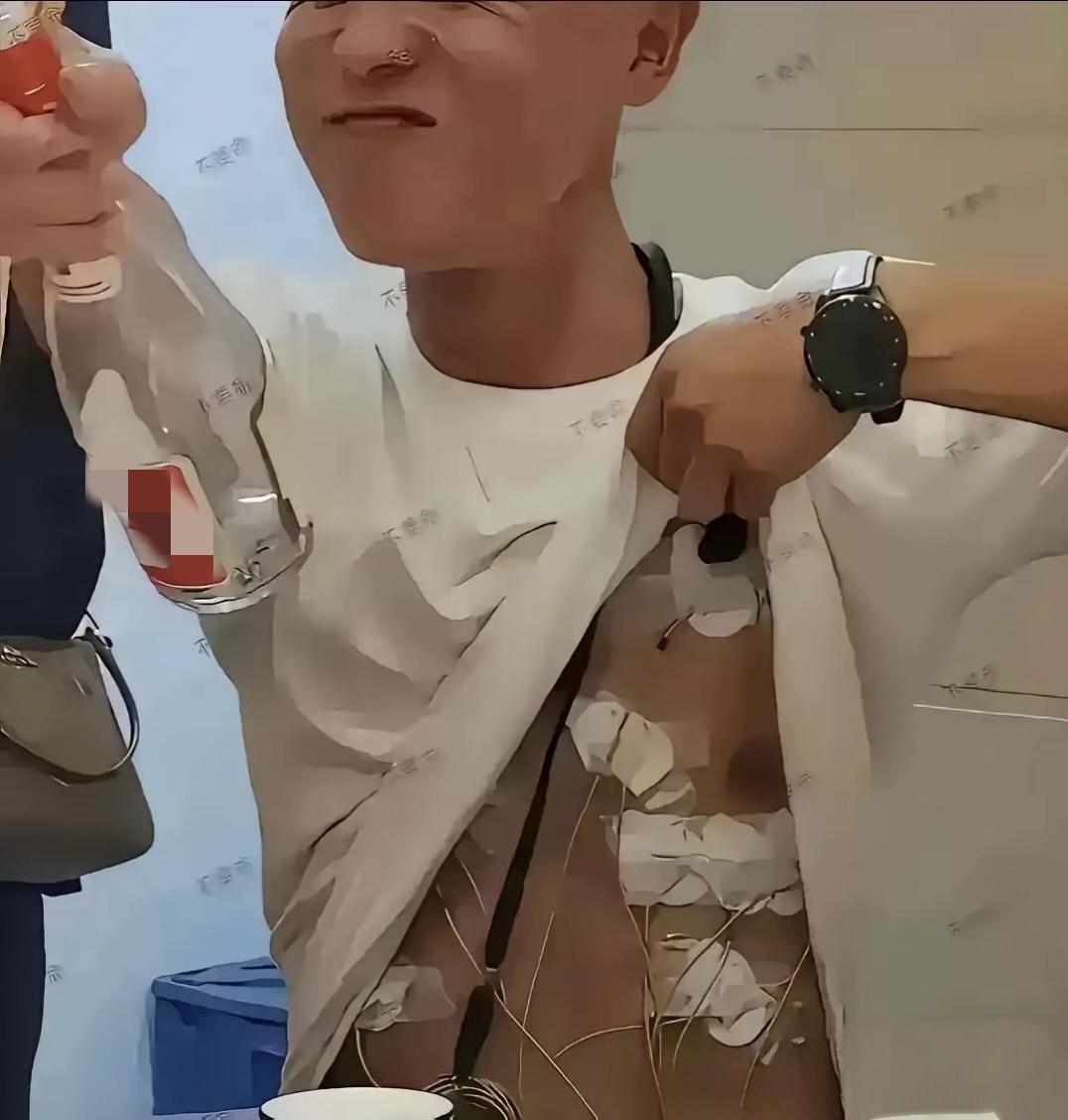 酒局遇到这种“狠人”赶紧撤！别给自己惹麻烦
 
酒局上撞见有人顶着插着输液管的胳