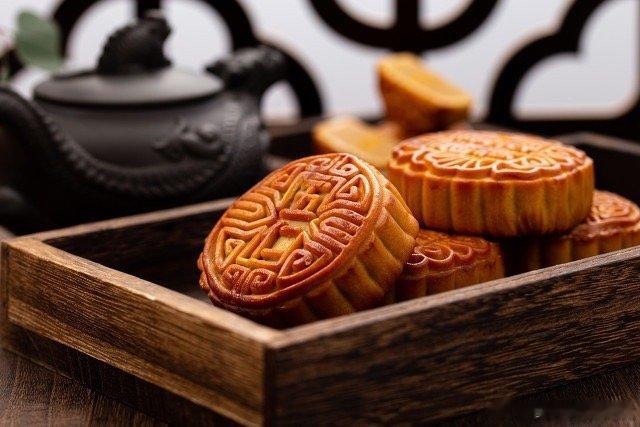 #一个月饼到底有多少热量##这个问题吃什么##健康食验计划# 100克普通月饼含