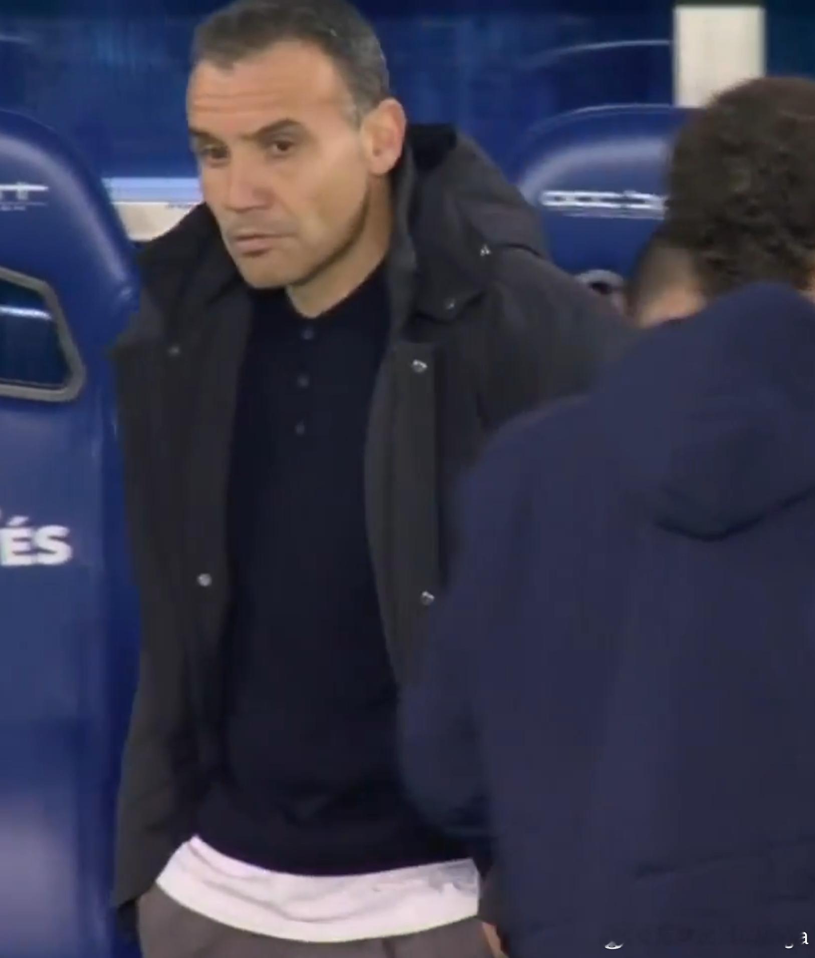 我始终对塞尔希奥-弗兰西斯科的着装不太理解，每次出境都是衣摆外露，为什么不能把里