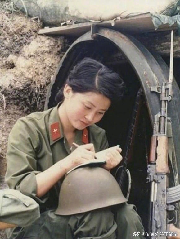 一名在前线的解放军女兵比现在的娱乐明星美了不知道多少倍每天一个赞，送给中国军人！