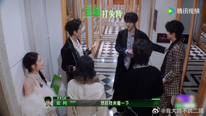 开推团被前后夹击吓到不行，周柯宇站出来说“让我来保护你们”。当年那个需要哥哥护着