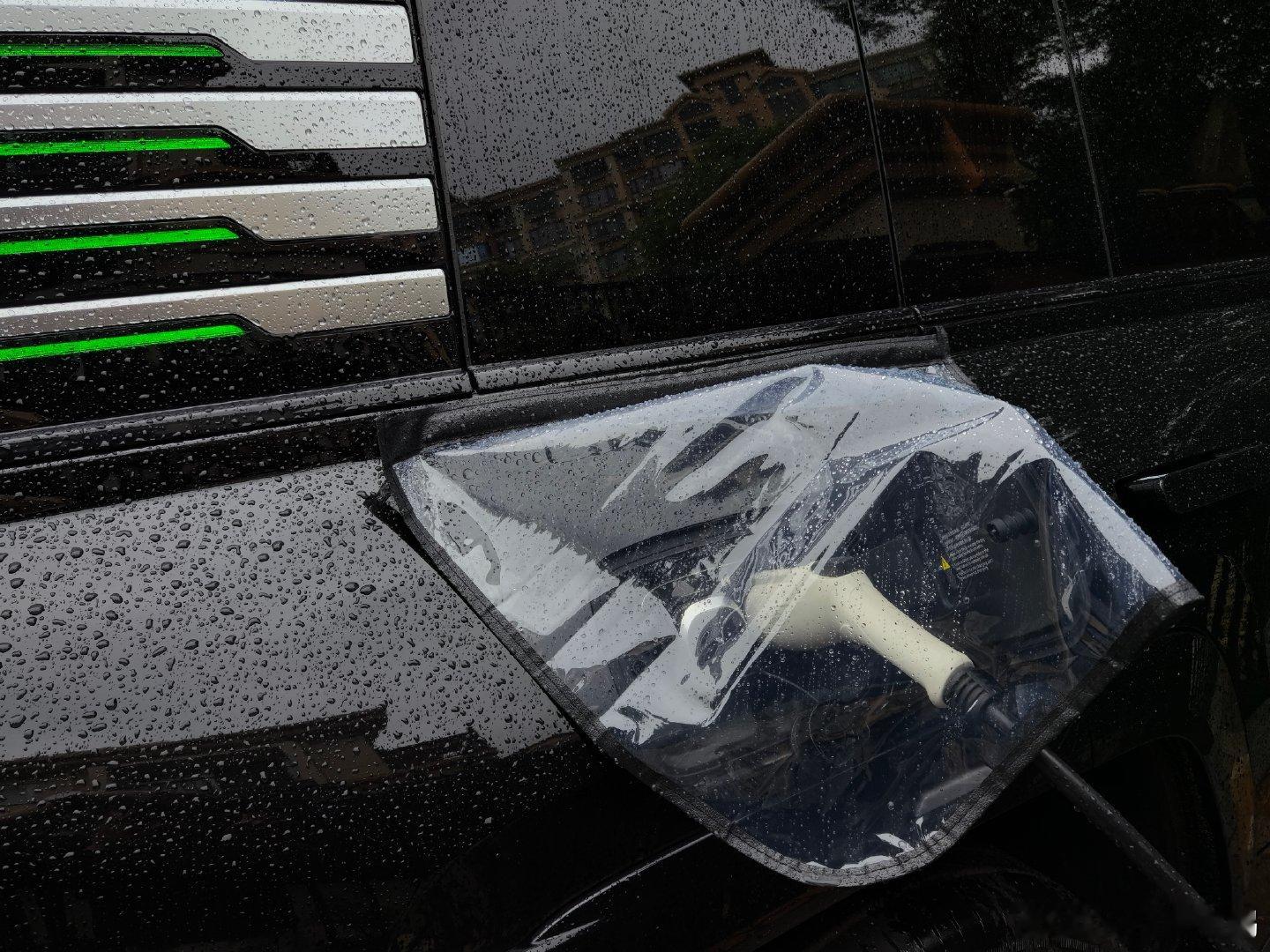 家里的慢充桩是露天的。最近下大雨通宵充会偶尔跳闸。幸好tb解决方案真多，试了一晚