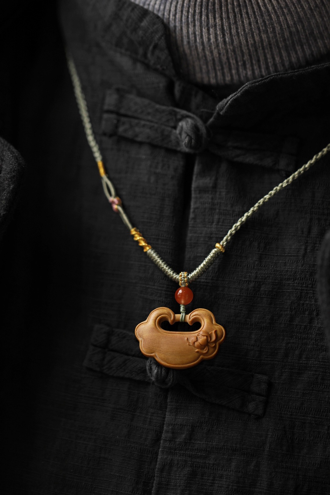 老山檀香 | 莲花·福锁 吊坠清韵淡雅的老山檀香，以如意为形，一面浮雕青莲，有着