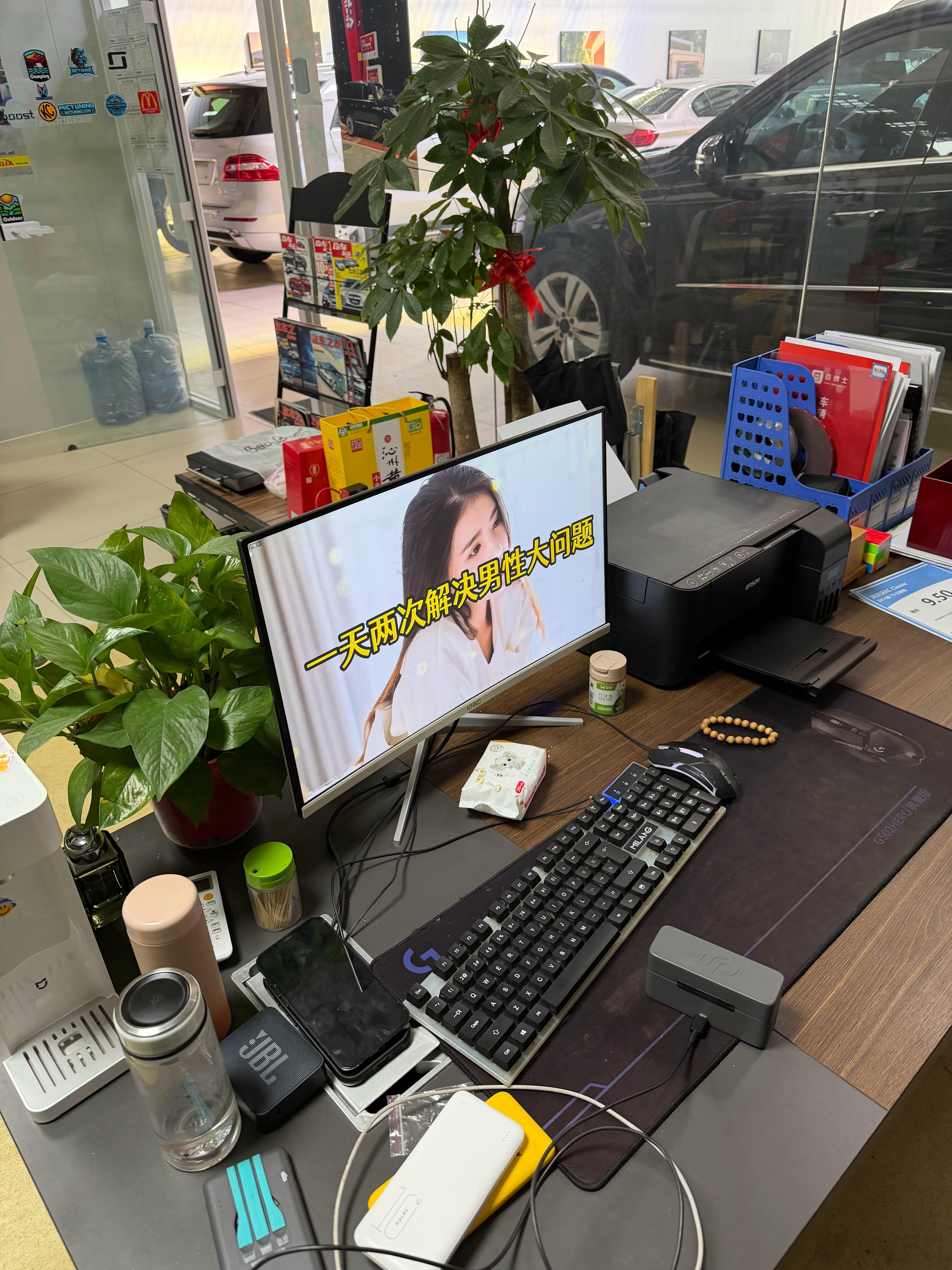 难得我早早到单位 顺便检查一下 其他同事 都用电脑干嘛呢？