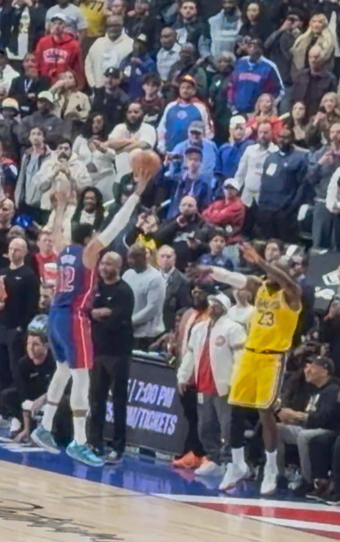 最后这球，被碰到了，所以球没有发到理想位置。 