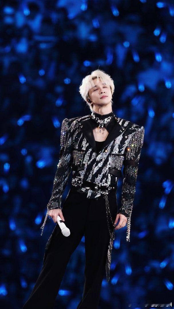 薛之谦突然出现一声很大声的长辈 留给粉丝叫薛之谦的称呼不多了 薛之谦：我上来唱歌