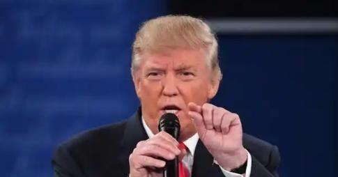 有人当面问特朗普：“世界上还有谁能管得了你？”他没有躲闪，直接接过了话。他说，联