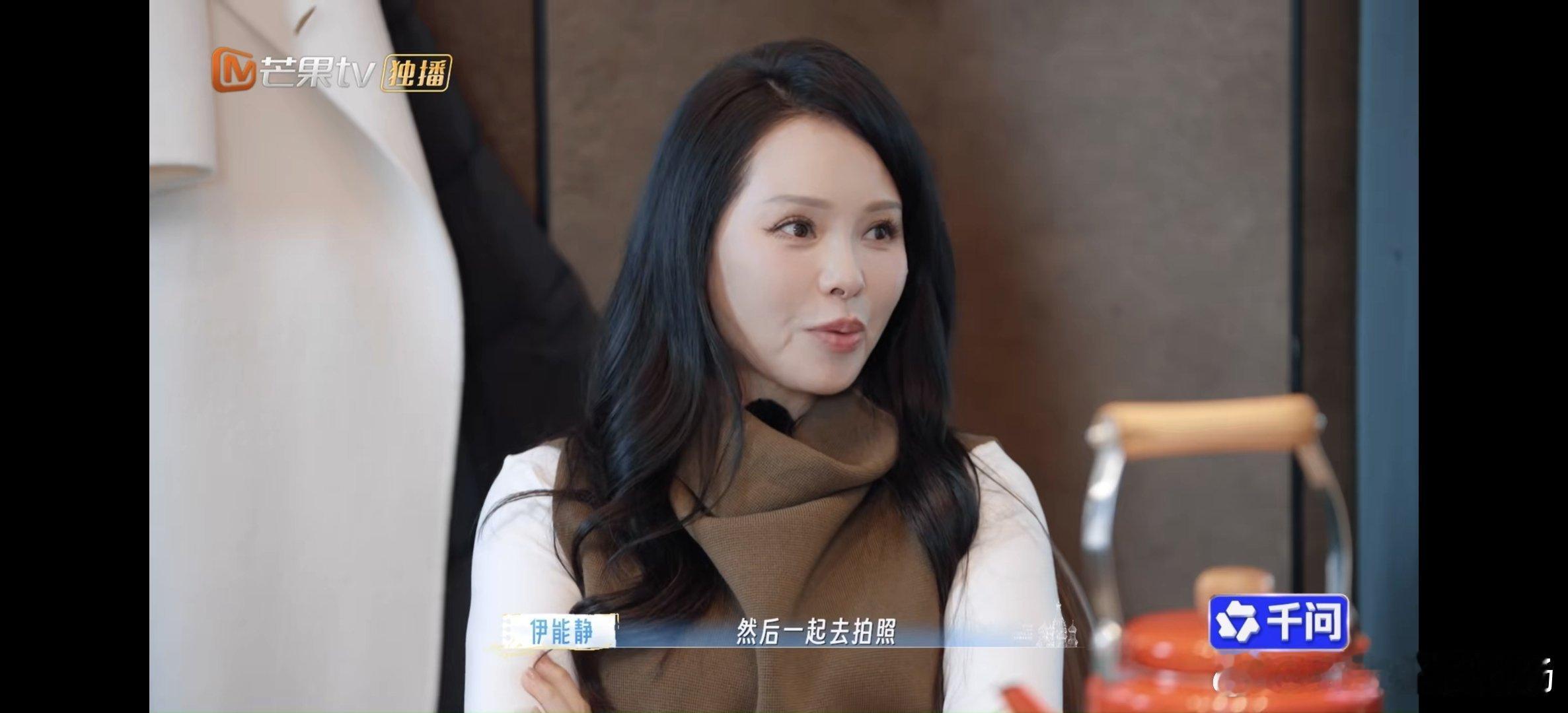 秦昊妈妈说和伊能静一家相处很舒服秦昊妈妈暖心分享相处日常，两家人真诚相待，没有隔