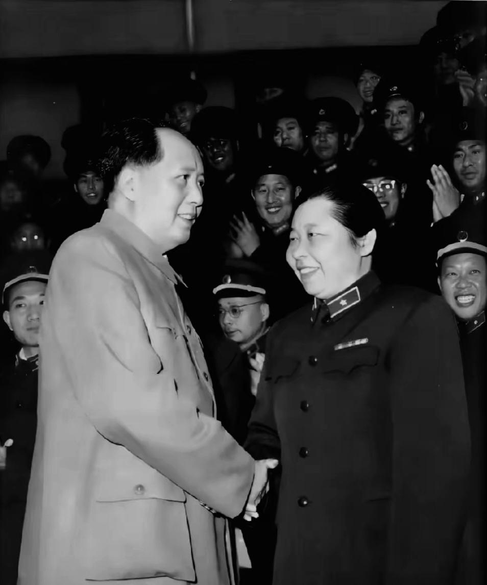 1935年，秋色宜人，年近30岁的大龄女部长李贞，正埋头整理名册，贺龙走过来，他