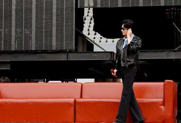 陈楚生为南昌演唱会准备了花车陈楚生演唱会花车陈楚生演唱会花车也太梦幻了吧，八辆环