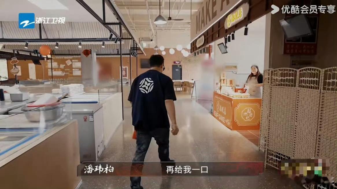 潘玮柏出走三米归来又吃一口潘玮柏逛菜市场的吃货属性藏不住了！刚走三米又回头再吃一