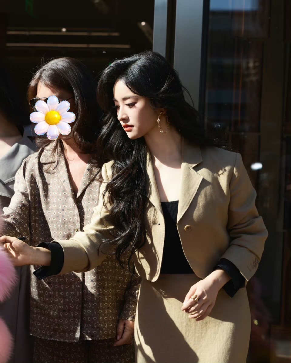 沈月大波浪红唇造型 投稿【沈月】 少女暴君 