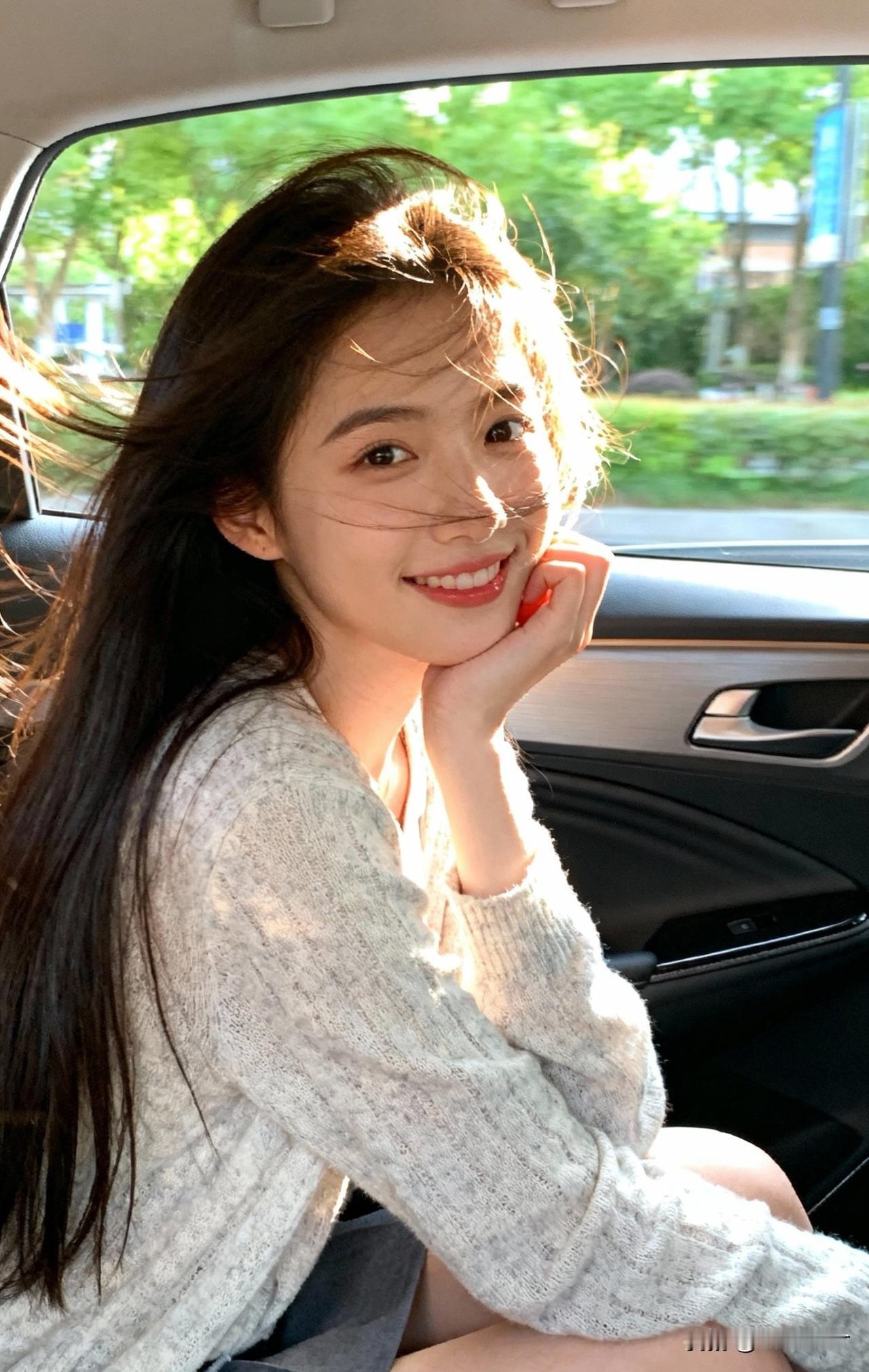 阳光洒进车窗，微笑的少女，心情晴朗的一天