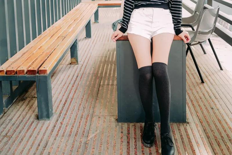 石油一涨价，几乎所有生活用品都会跟着涨，丝袜也会涨价的
而且丝袜基本就是石油做的