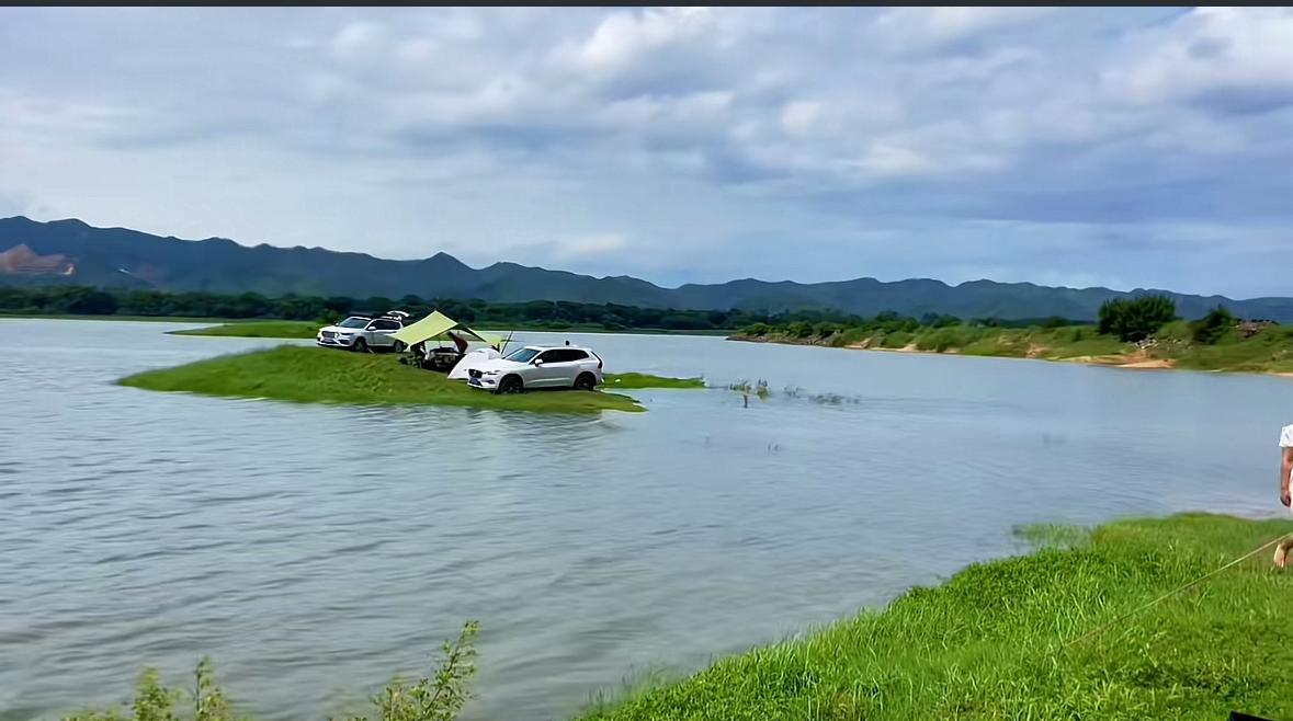 这就是传说中的傻子露营吗？你要是两台电池我还可以解释成，你是为了外放电。你俩油车