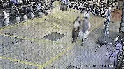 就这素质还要俩孩子，不把孩子都带坏了吗？
一对年轻的父母走在街道上，妈妈怀里抱着