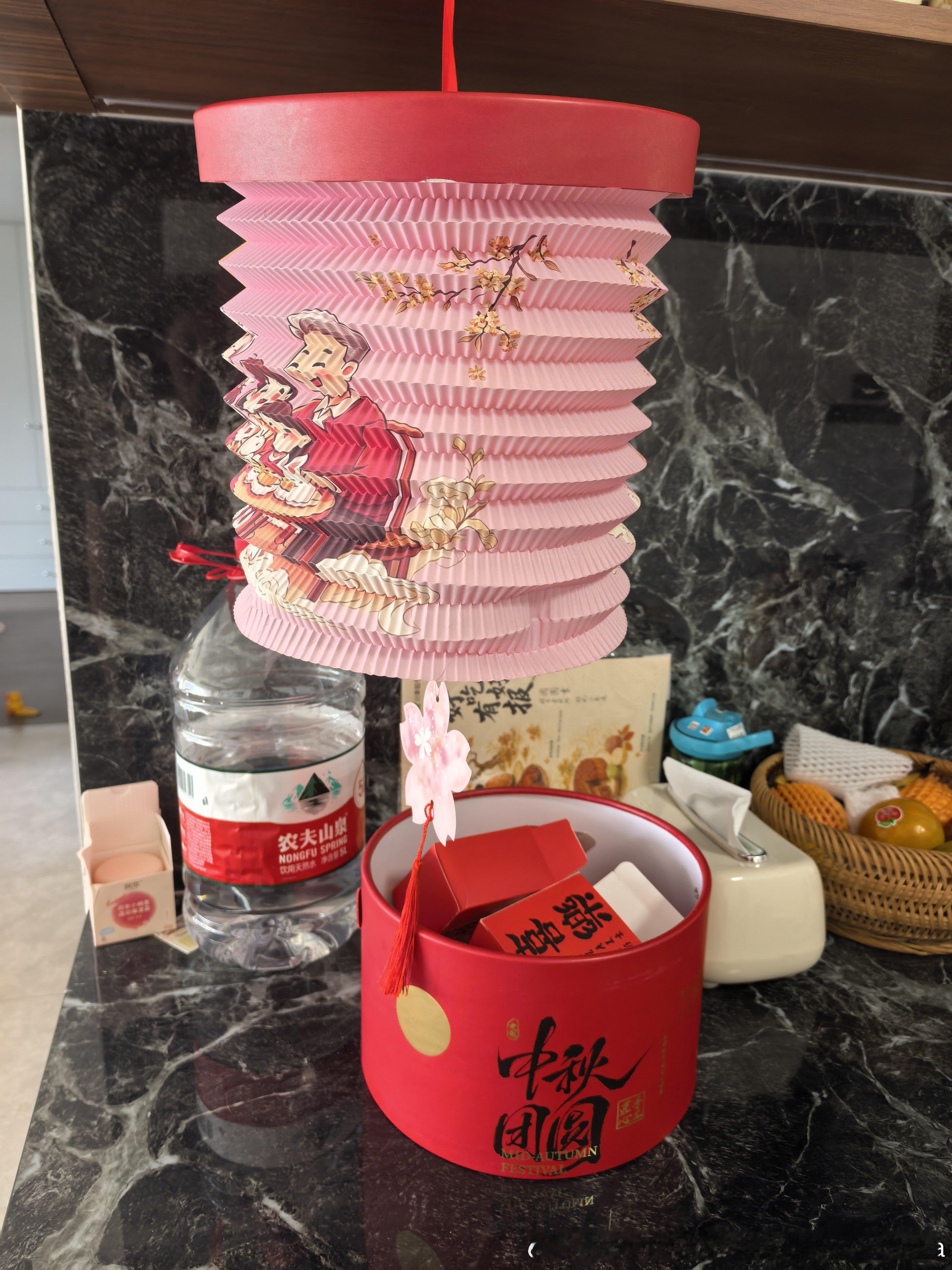 月饼盒盖打开是个灯笼[哈哈][哈哈][哈哈] ​​​