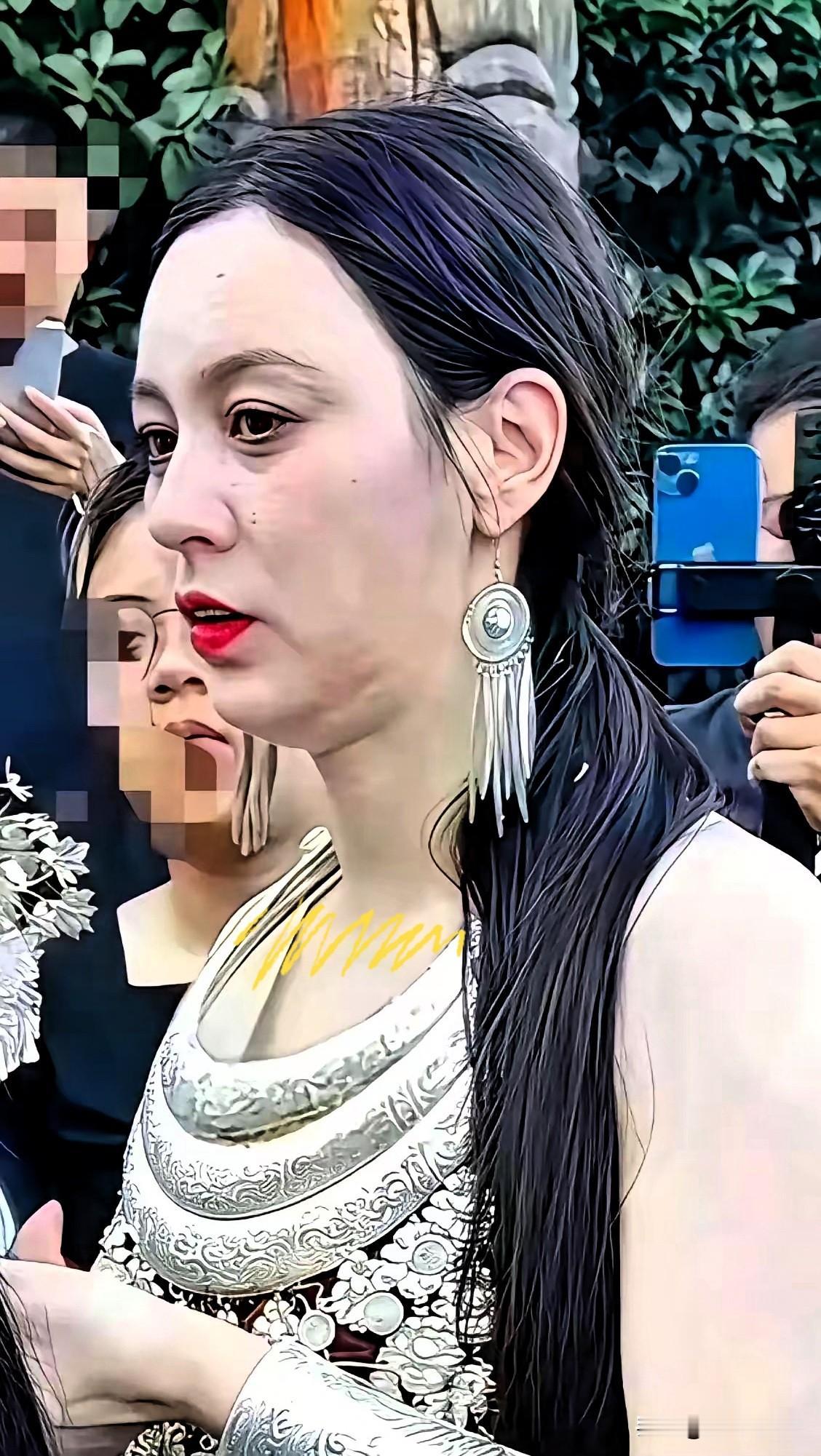 说真的，几百个手机怼着唐艺那张脸的时候，我第一反应也是：就这？
吵吵闹闹的，跟庙