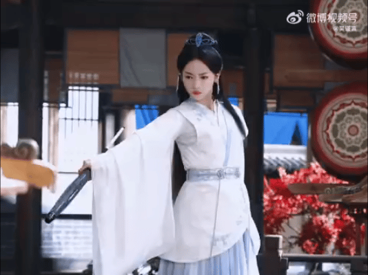 #吴谨言跳苹果香# 吴谨言跳舞是认真的，我又看了多遍吴谨言《春花焰》撑伞跳舞，真