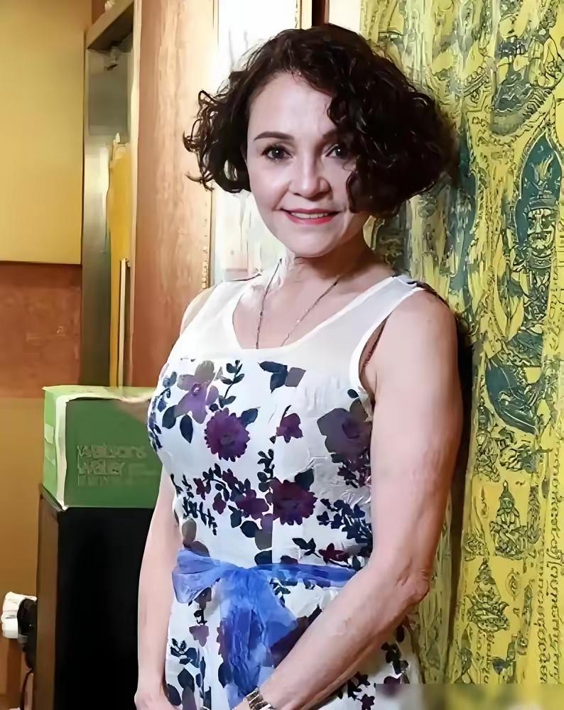 谁也想不到，张柏芝母亲戴莎莉已经68岁，如今靠开网约车维持生活。

她这一生感情