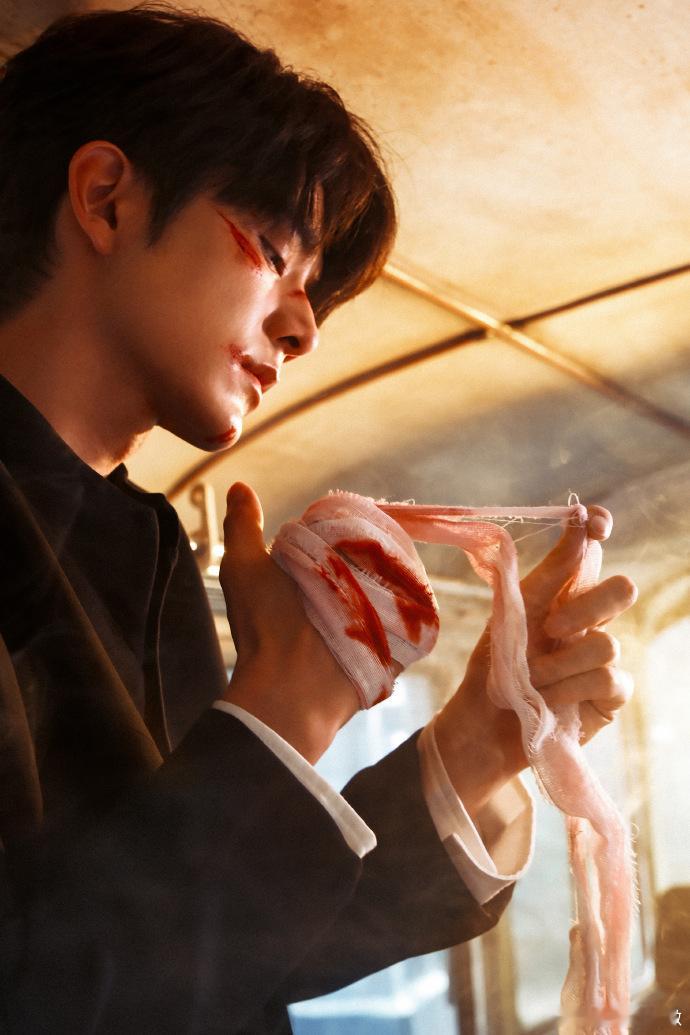 张新成不像是挨揍的更像揍人的 看到战损的制服造型的时候，真的是太带感了。张新成不