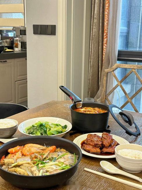 成年人的世界总是太过忙碌，朋友为生活各奔东西，和好朋友见面总是离不开碰杯🥂和肆