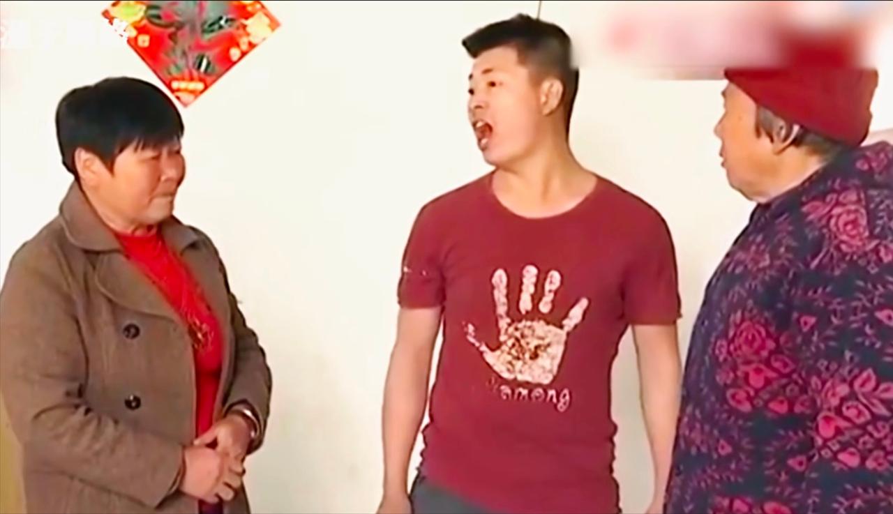 2015年，李四阵对众人哭诉自己儿子败光了200万。儿子李旭听后抄起家伙砸向李四