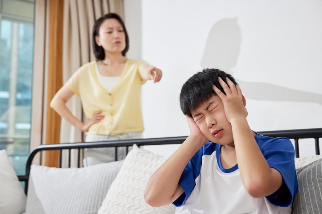 为啥现在的家越来越难管？全怪这“半吊子”的洋道理！
现在不少中国家庭都像得了“拧