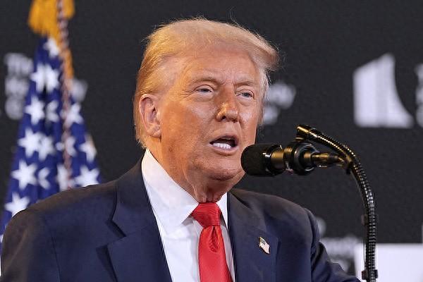 美国总统特朗普在8月14日接受福克斯新闻采访时透露了一个关键计划：若15日与俄罗