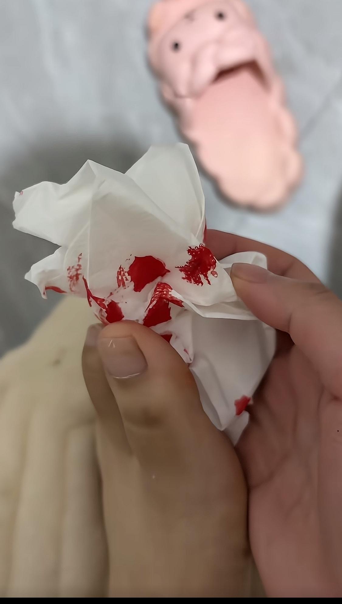 这个人被老鼠咬了，他本觉得没必要打针的，经不住大家劝最后打了狂犬疫苗了，他应该再