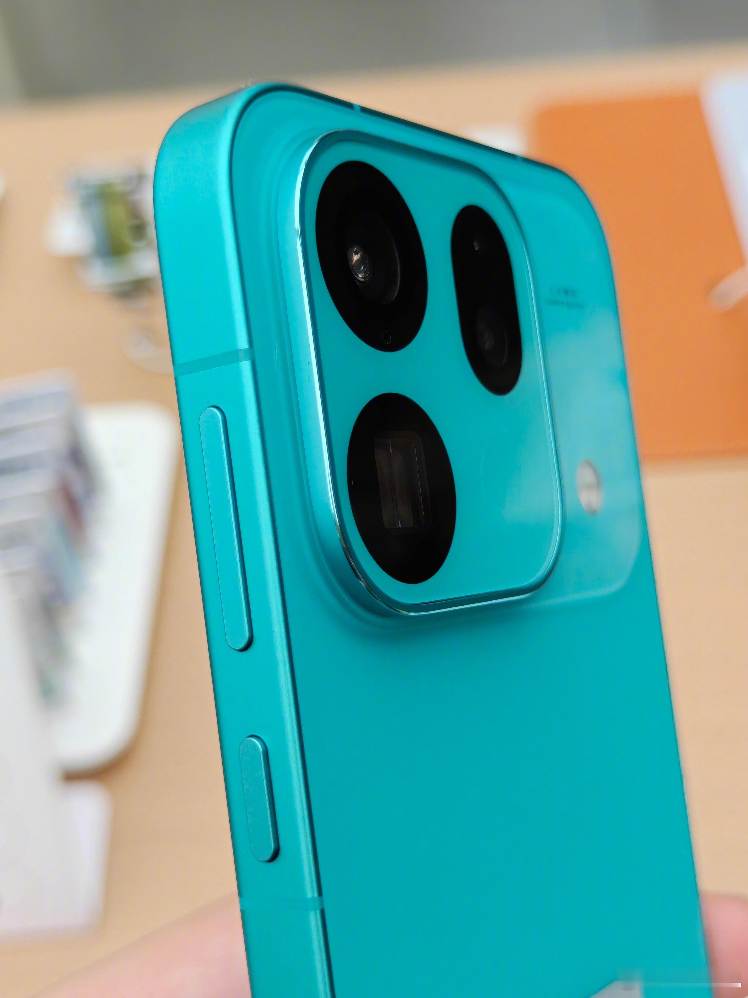 去对面商场买晚饭的时候，顺便去 OPPO 门店看了下 X9s Pro，小小的还挺