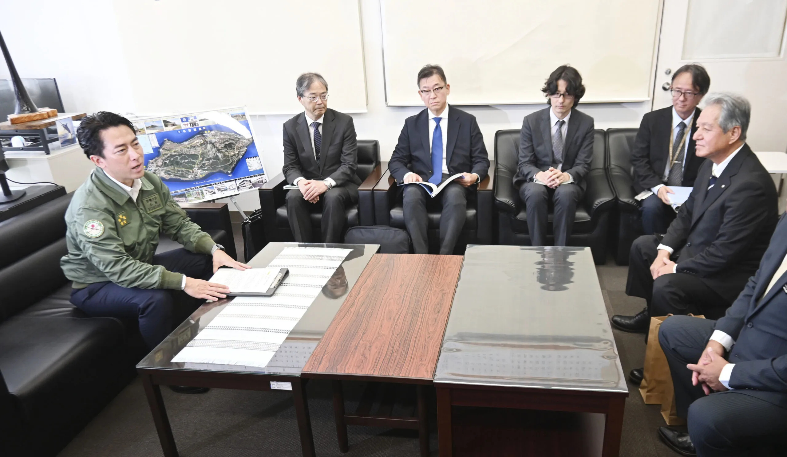 11月23日，在与中国台湾相距约 110 公里的琉球与那国岛，日本防卫大臣小泉进