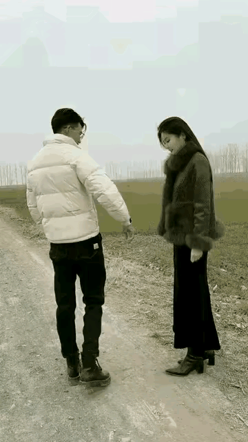 软硬兼施，往往才是男人取胜的方法。不过可不要用力过猛啊，就像这哥们往草坪上推，摔