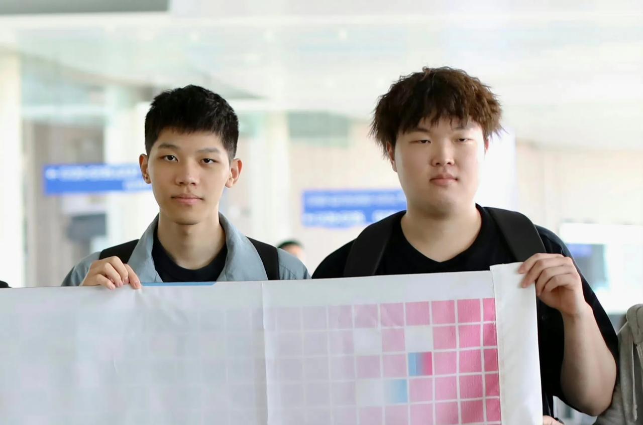 Bin哥怎么辣，胖胖的
BLG战队已经启程去伦敦了，他们要打MSI的入围赛，看了