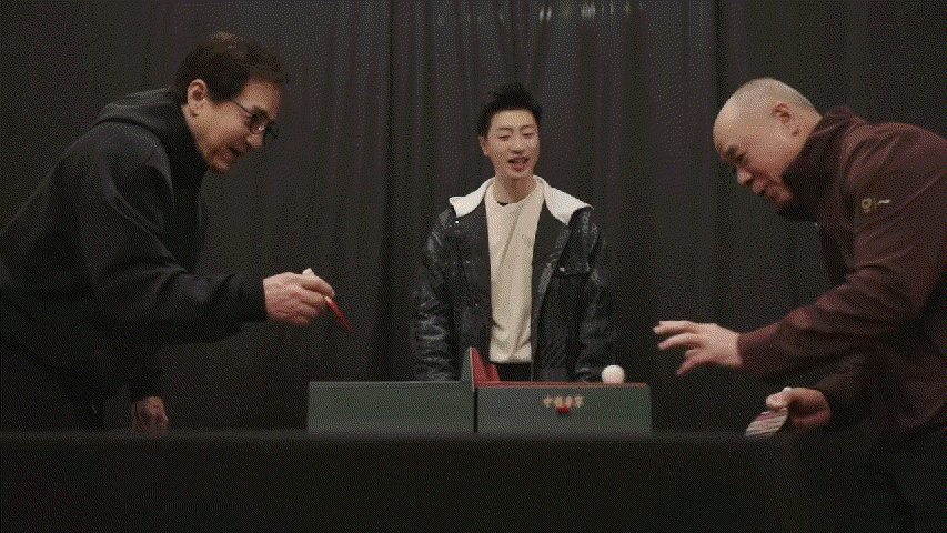 马龙成龙一起打乒乓球了可把马龙忙坏了，和成龙打球，给成龙李宁当裁判，听大哥的摆p