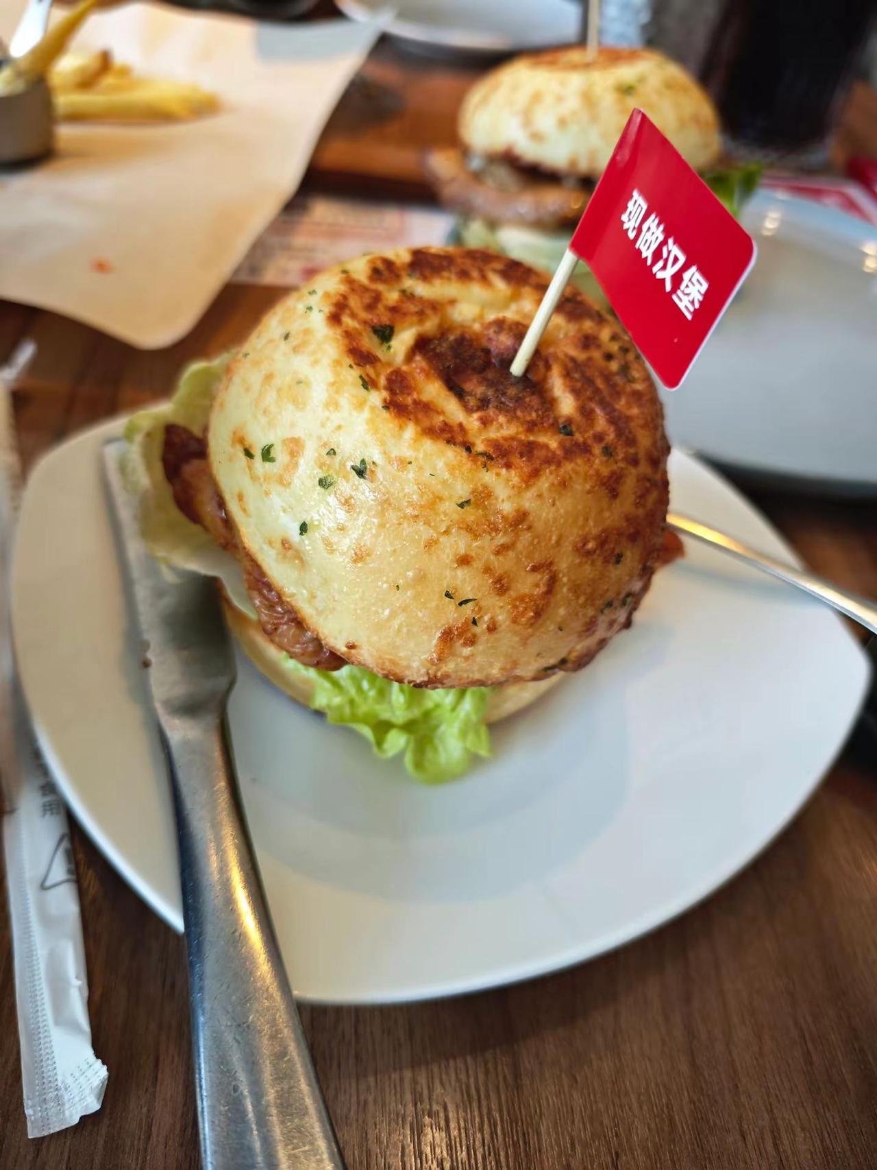 你们觉得谁家的汉堡最好吃？有谁懂这个必胜客的汉堡？是我吃过汉堡里面觉得最好吃的了