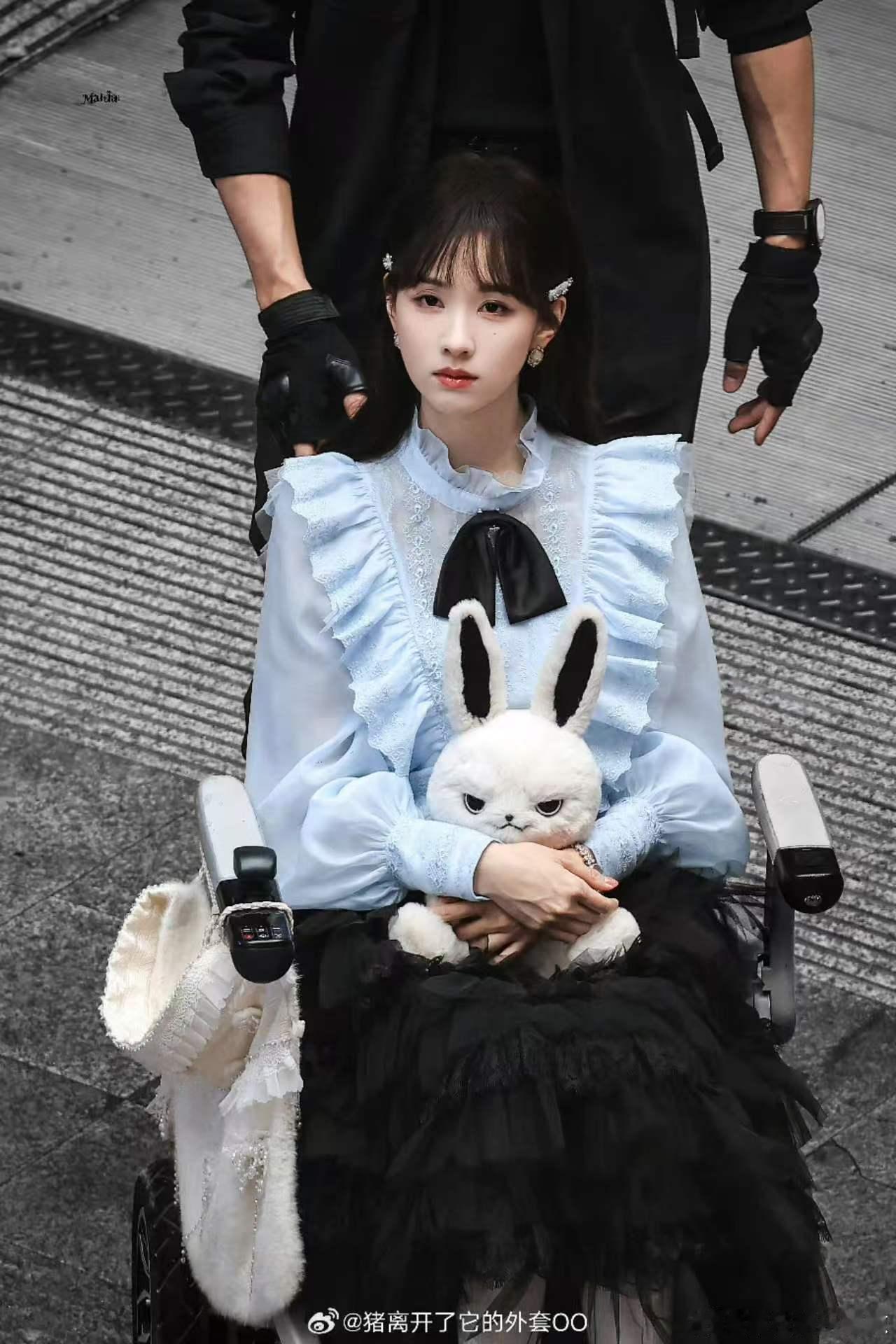 陈都灵白幼薇新造型今天也没变成玩偶呢 新造型满是暗黑童话氛围感，白兔玩偶和浅蓝甜