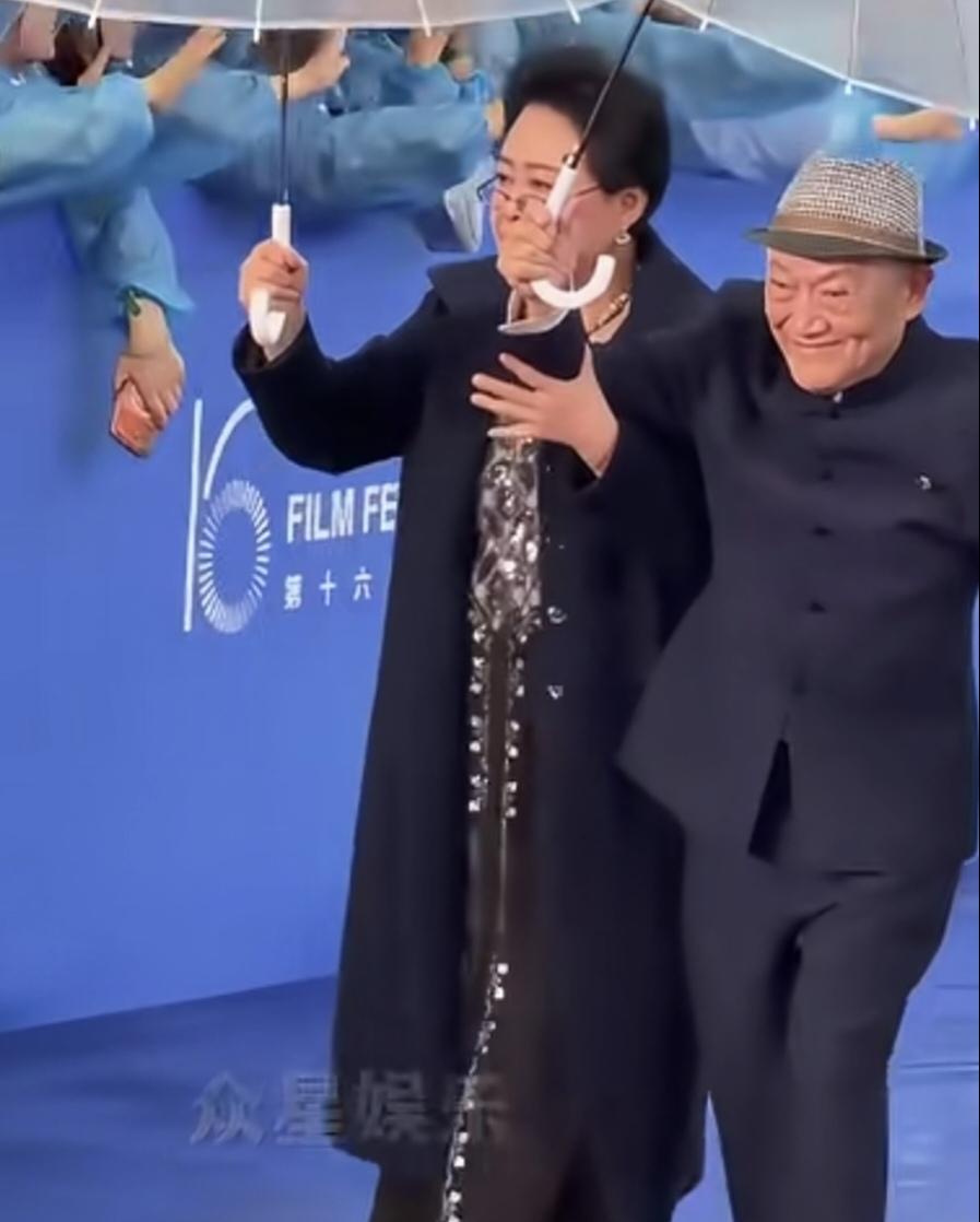 不愧是老艺术家，风范依旧！近日，76岁斯琴高娃和91岁牛犇现身第十六届北京国际电